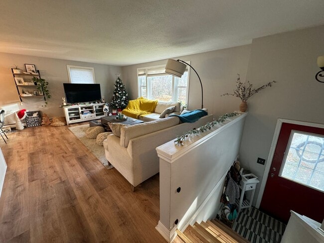 Building Photo - Charming 2 Bed, 1.5 Bath Raised Ranch