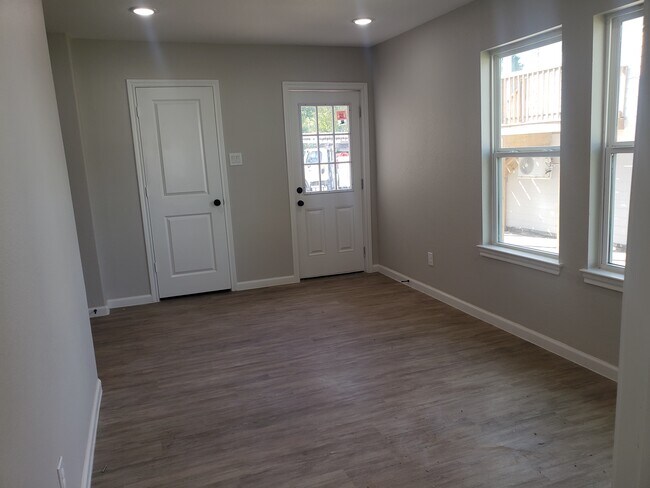 Back sitting room - 936 W Austin St