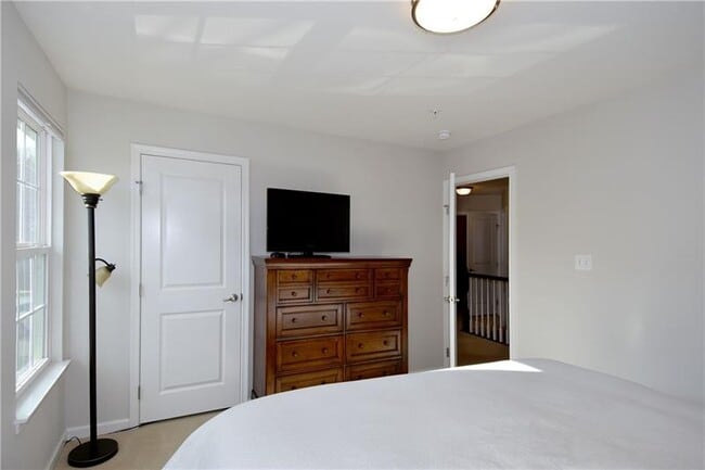 Building Photo - 616 Edison Dr