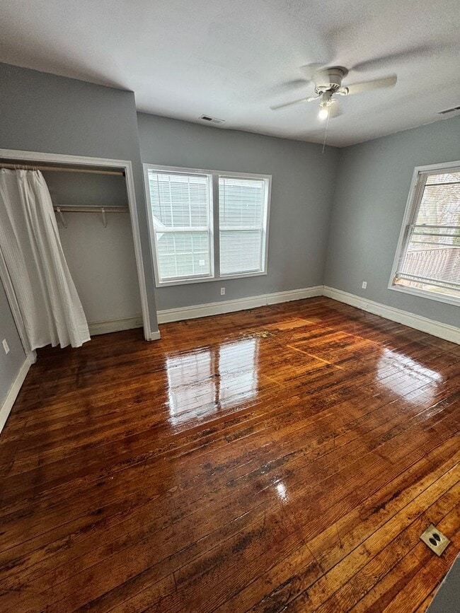 Building Photo - 5 bed 2 bath, central all electric HVAC, laundry, fenced yard house!