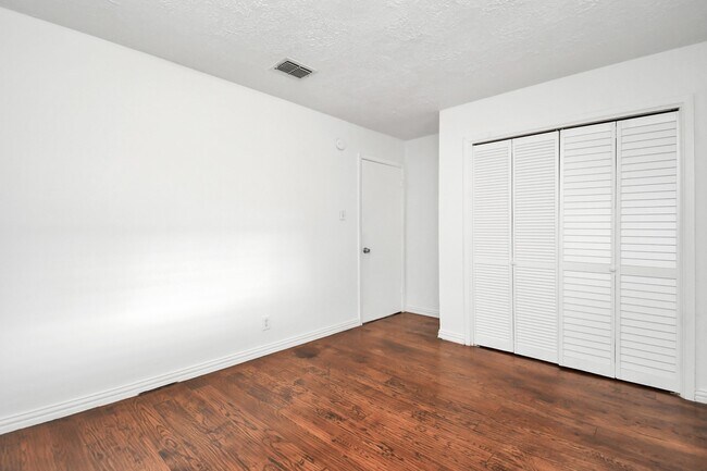 Building Photo - 10131 Kent Towne Ln