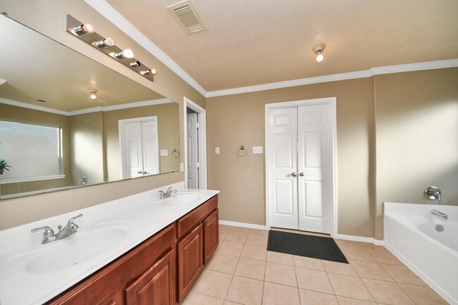 Building Photo - 24114 Courtland Oaks St