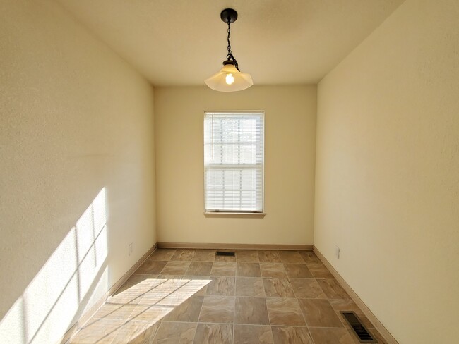 Building Photo - 1230 NW Ashley Dr