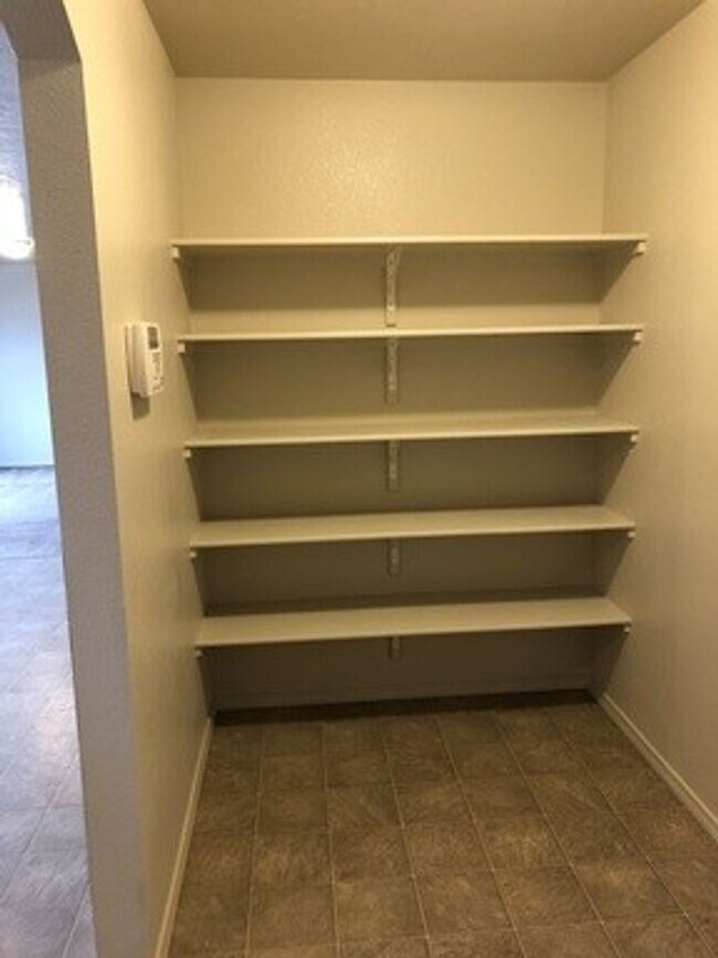 Building Photo - Walking distance to Settlers Park