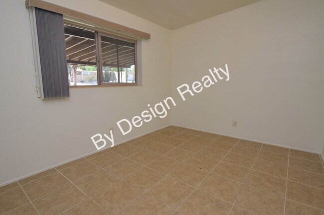 Building Photo - Spacious 3 Bed 2 Bath Eastside Home w/Huge Yard & Fireplace