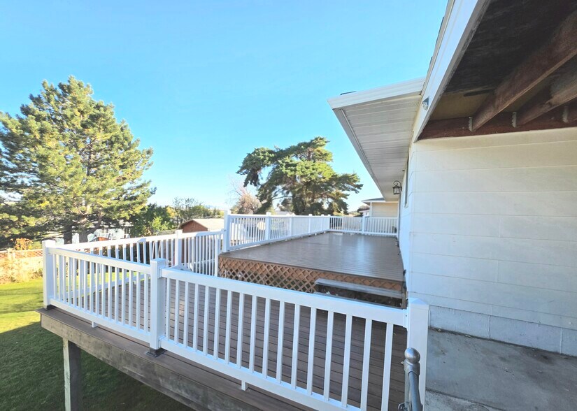 Two tiered deck - 1409 2nd West Hill Dr