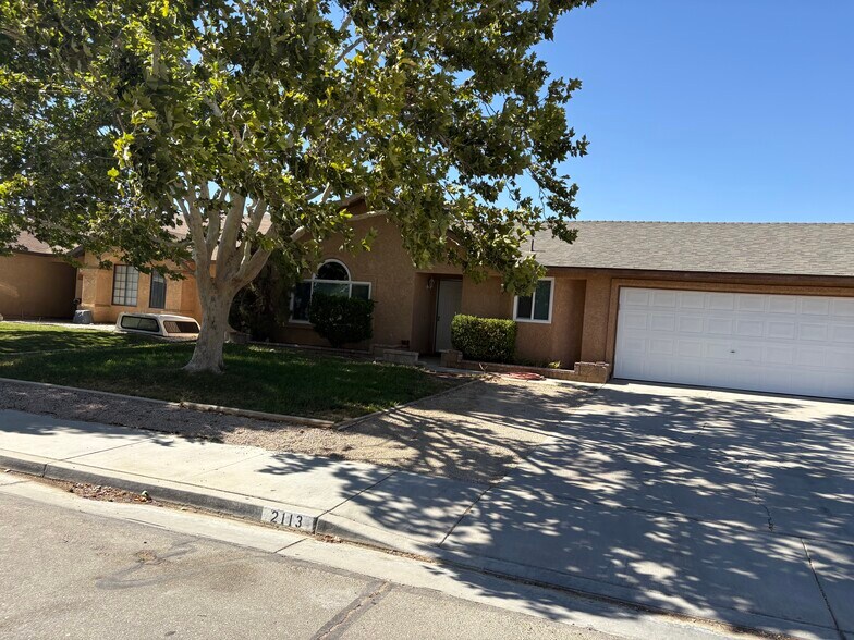 Building Photo - 2113 Phlox Ave