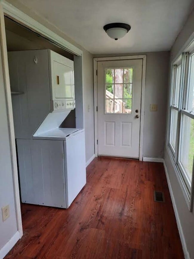 Building Photo - $1,500 - 2 Bedroom 1.5 Bathroom Cottage on...