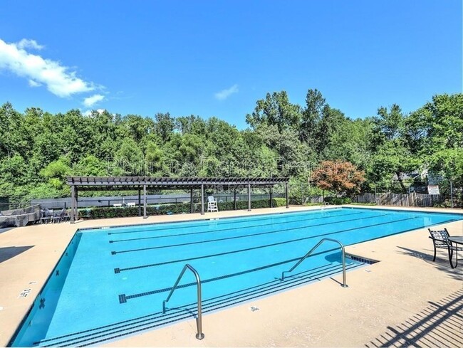 Building Photo - 925 Briars Bend