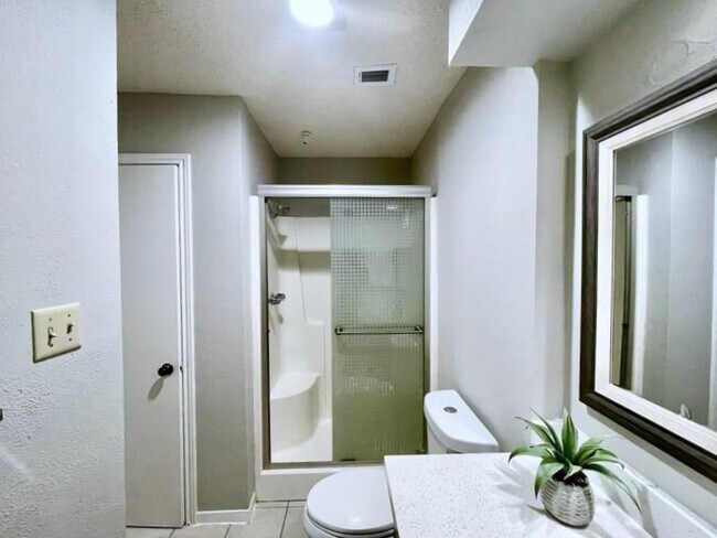 Building Photo - 9242 Westwood Village Dr