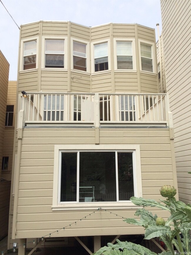 Building Photo - 2032 Larkin St