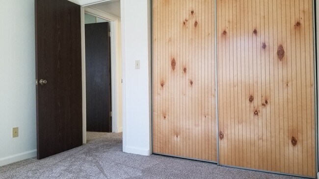 Building Photo - Charming 2 Bedroom Duplex in Fair Oaks!