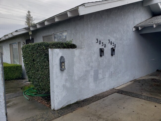 Building Photo - 2 Bedroom and 1 Bath Duplex