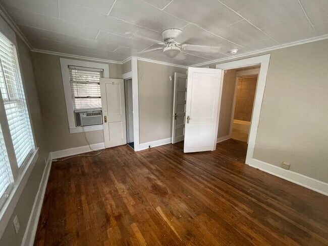 Building Photo - Simply the BEST! Adorable 1 Bedroom/1 Bath...