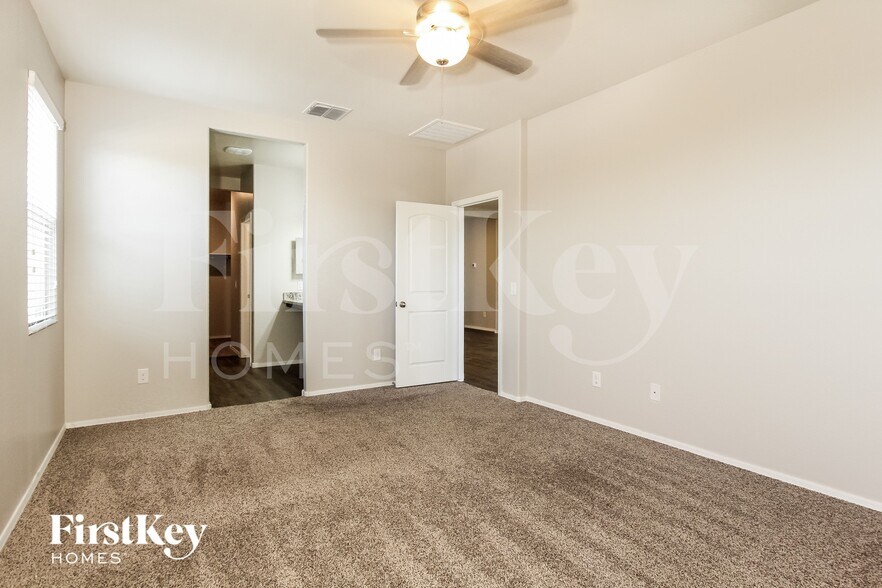 Building Photo - 2635 W Tamarisk Ave