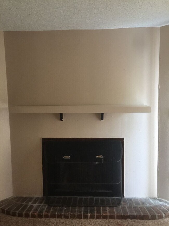 Building Photo - 2 bedroom 2 bath town home in a gated comm...
