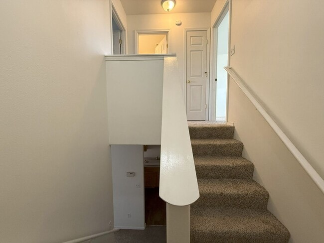 Building Photo - WARM 2 BEDROOM TOWNHOME LOCATED IN SW REDMOND!