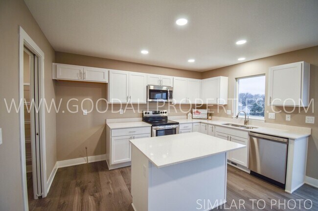 Building Photo - Wonderful 5 bedroom, 3.5 bath with a finis...