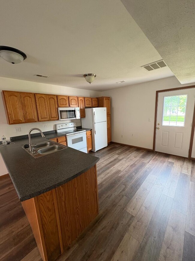 Building Photo - 100 Aldergate St