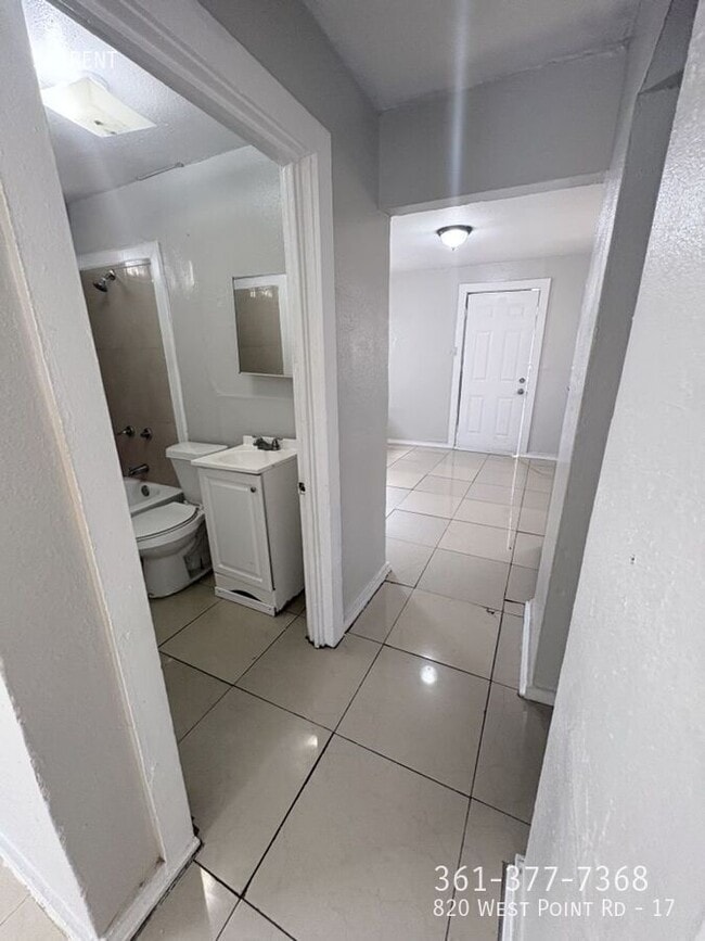 Building Photo - 820 W Point Rd