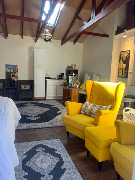 Building Photo - 920 Hillcrest Ct