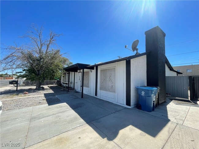Building Photo - 2329 N Mallard St