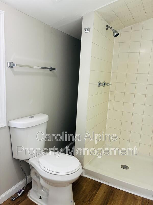 Building Photo - 611 S Mountain St