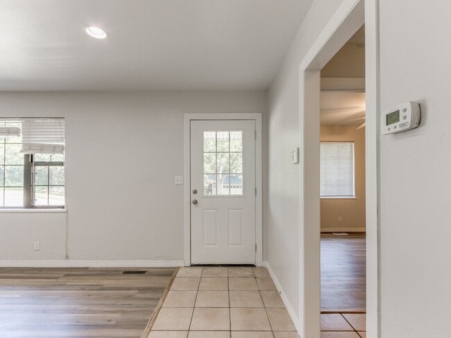 Building Photo - 3 Bedroom 1 Bath Home w/ 2 car garage in Shawnee