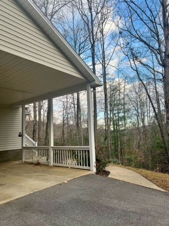 Building Photo - Rocky Creek Cottage