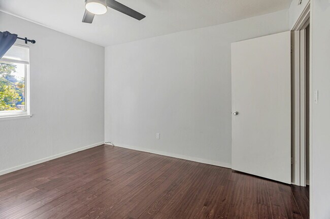 Building Photo - 363 Eden Roc Dr