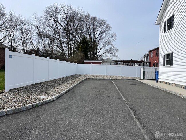 Building Photo - 16 E Kupsch St