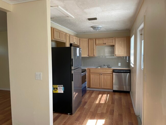 Building Photo - 1425 W 30th St