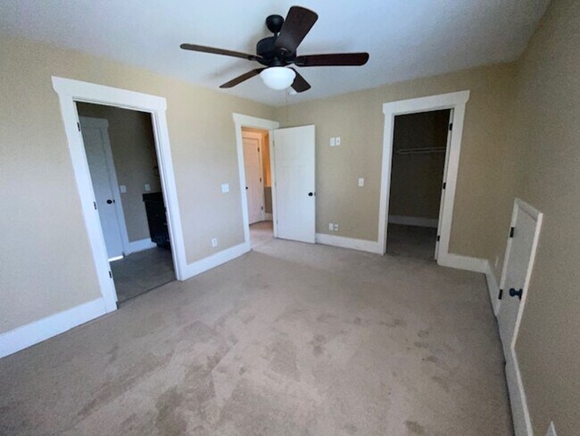 Building Photo - 3 Bedroom 2 Bath Townhouse