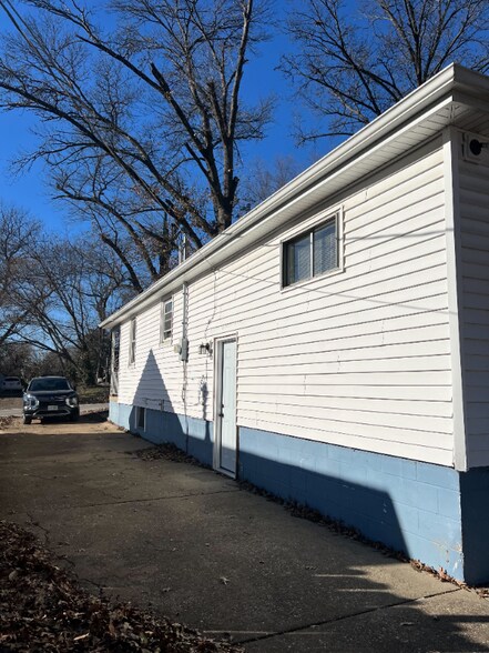 Building Photo - 10180 Count Dr