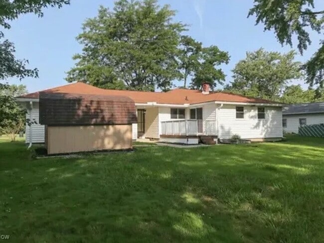 Building Photo - This stunning three-bedroom, two full-bath home was fully remodeled in 2024 and is move-in ready