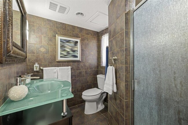 Building Photo - 2785 Bayside Dr S