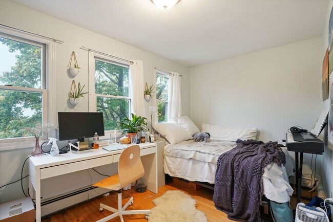Building Photo - Great Mission Hill 4 bed