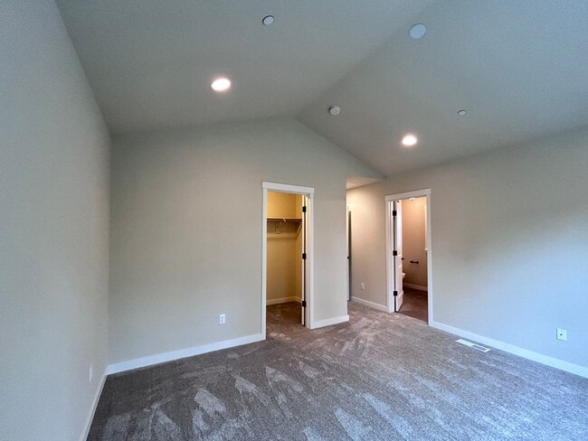 Building Photo - Incredibly Large 4 Bed 2.5 Bath Charmer!