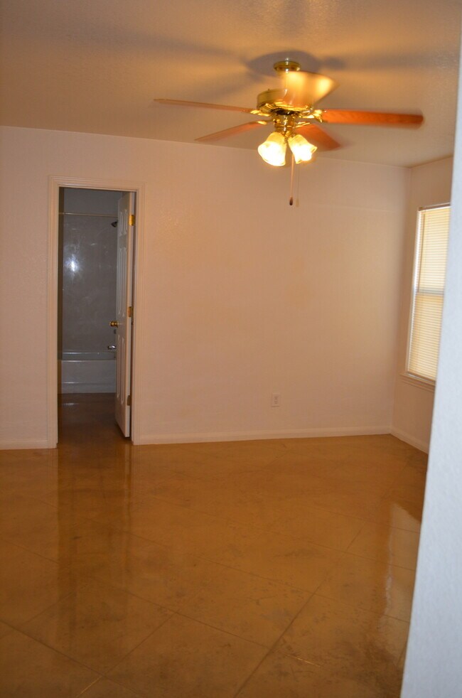 Building Photo - 928 Rosewood Dr