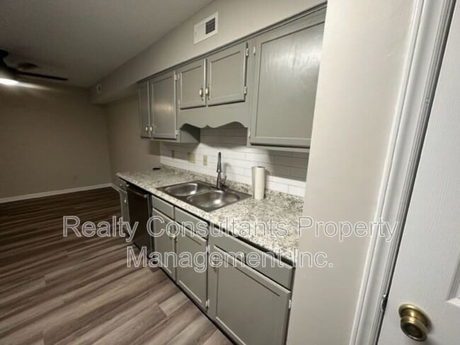 Building Photo - 800 Folly Ct