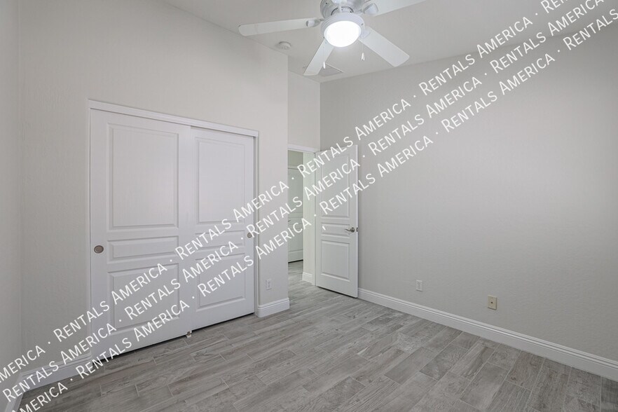 Building Photo - 3050 E Cherry Hills Pl