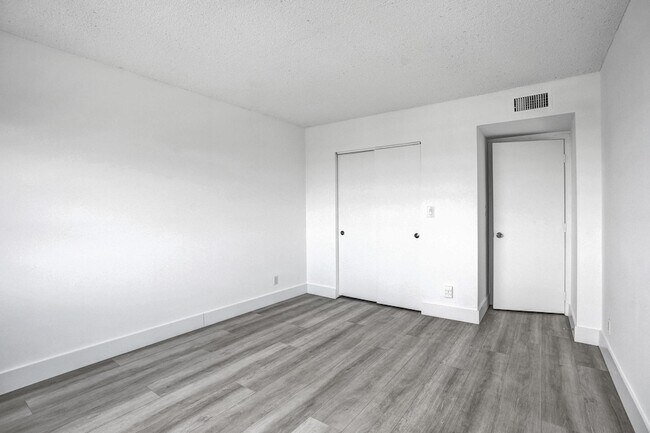 Building Photo - 900 NE 18th Ave