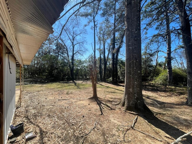 Building Photo - ** 3 Bed 2 Bath located Forest Hills** Cal...