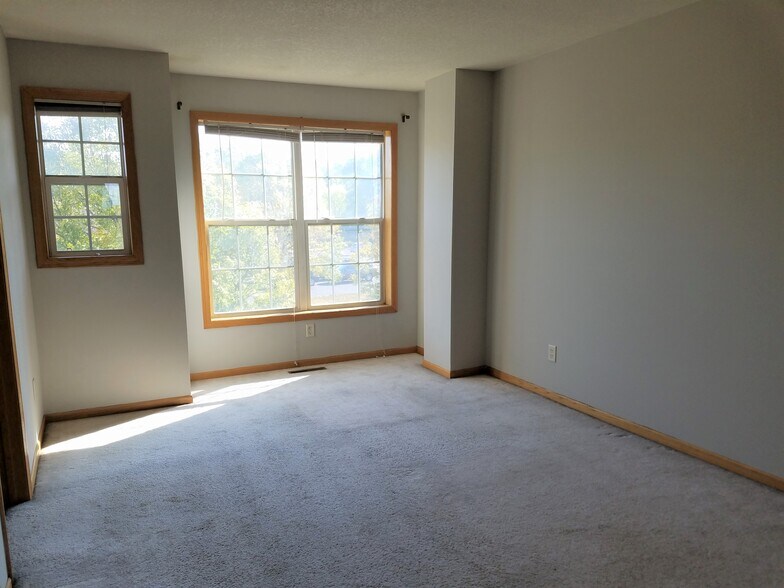 Master bedroom windows - 2407 Foxglove Cir