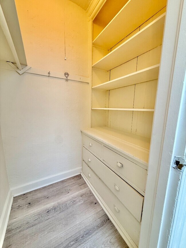 Building Photo - Gorgeous 1 Bed 1 Bath Denver Apartment in Capitol Hill! Available NOW!