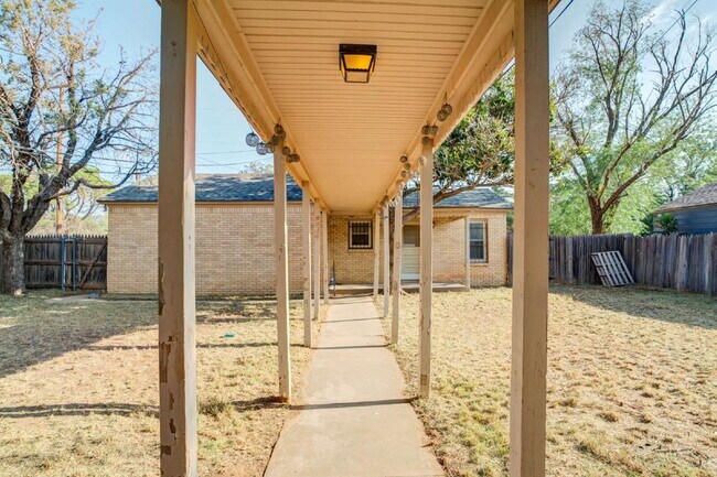 Building Photo - Pre-lease 2026! Corner lot house with Large bedrooms