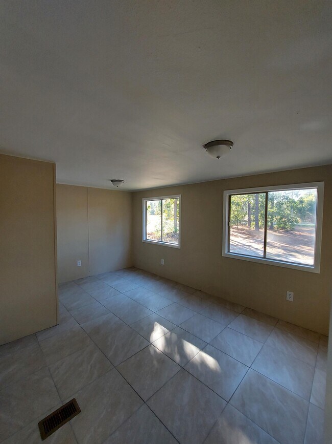 Building Photo - 119 E Woods Ct