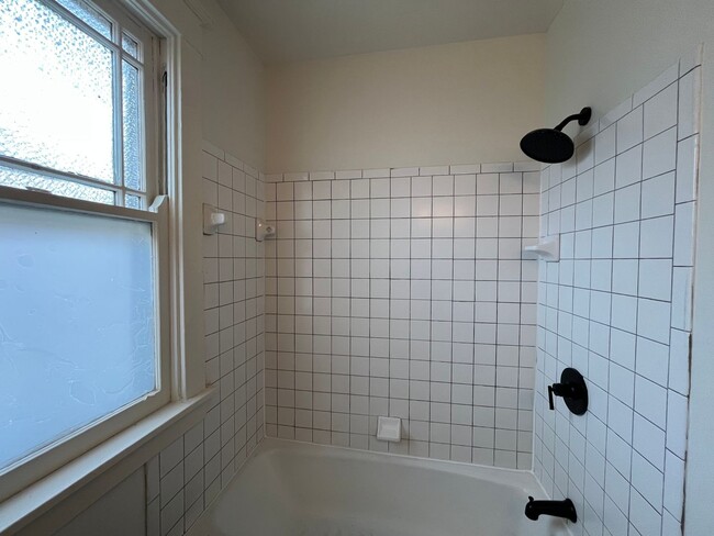 Building Photo - 3 Bedroom Duplex