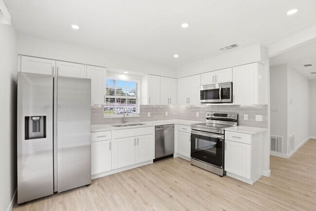 Building Photo - Gorgeous 3BR Duplex with Designer Upgrades Throughout