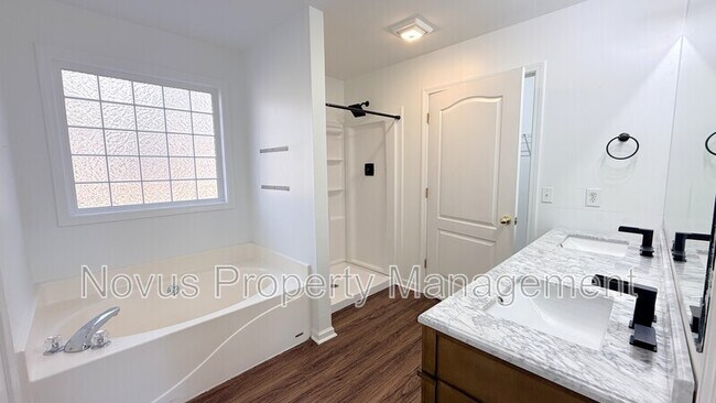 Building Photo - 3395 Woodlake Ln